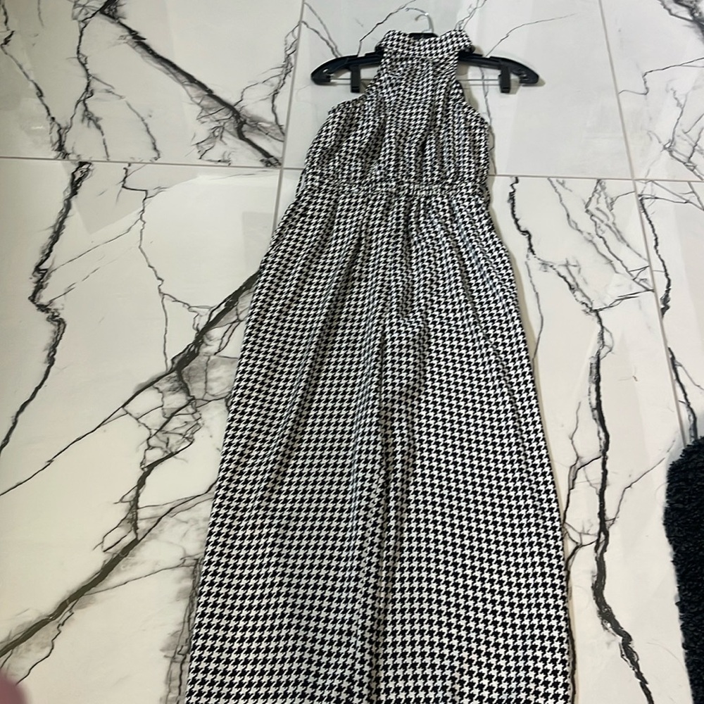 Cute houndstooth jumpsuit with a People hole opening in the back size small